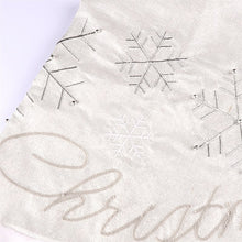 Carica l&#39;immagine nel visualizzatore di Gallery, White Snowflakes Christmas Tree Skirt
