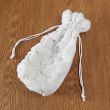 Carica l&#39;immagine nel visualizzatore di Gallery, Plush Snowflake Christmas Bottle Cover
