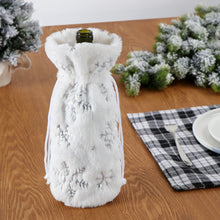 Carica l&#39;immagine nel visualizzatore di Gallery, Plush Snowflake Christmas Bottle Cover
